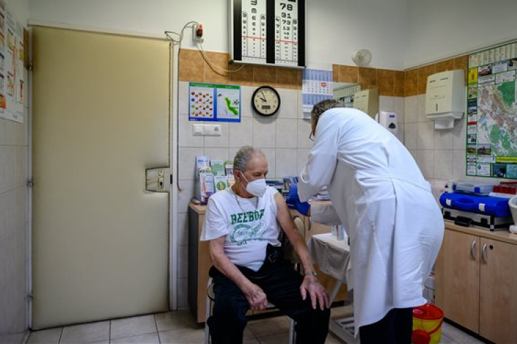 Július végére minden brit felnőtt megkaphatja az oltást
