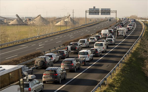 Hétfőtől elérhetőek a 2021-es éves autópálya-matricák