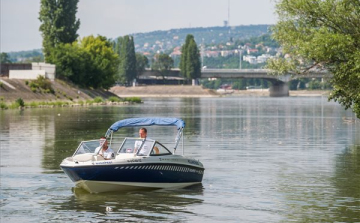 Polgárőrhajót bocsátottak vízre a Dunán