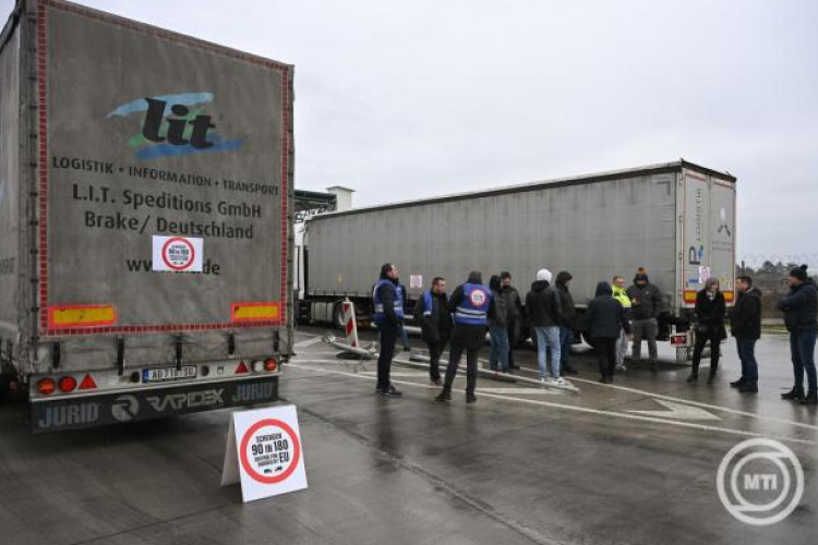 Teherforgalmi határátkelőket zártak le balkáni fuvarozók az EES bevezetése miatt
