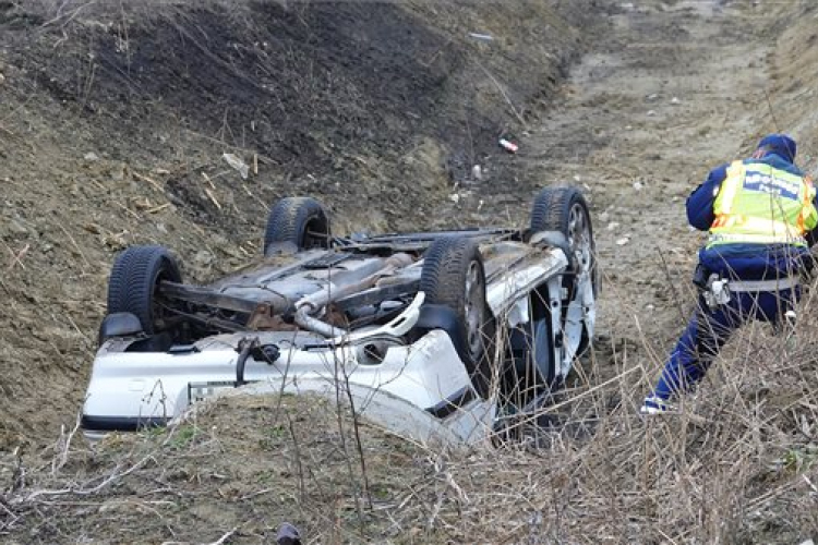 Árokba hajtott egy autó Szolnoknál, ketten meghaltak