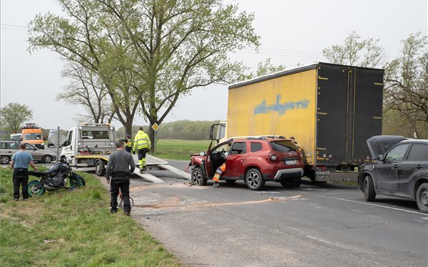 Több autó ütközött az 1-es főúton Győrszentivánnál