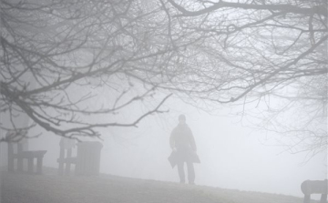 Továbbra is sűrű ködre figyelmeztetnek